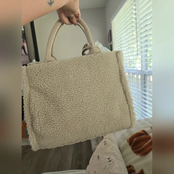 NWT Winnie The Pooh Crossbody Furry Tote Bag Cool New, Sherpa - Picture 5 of 6